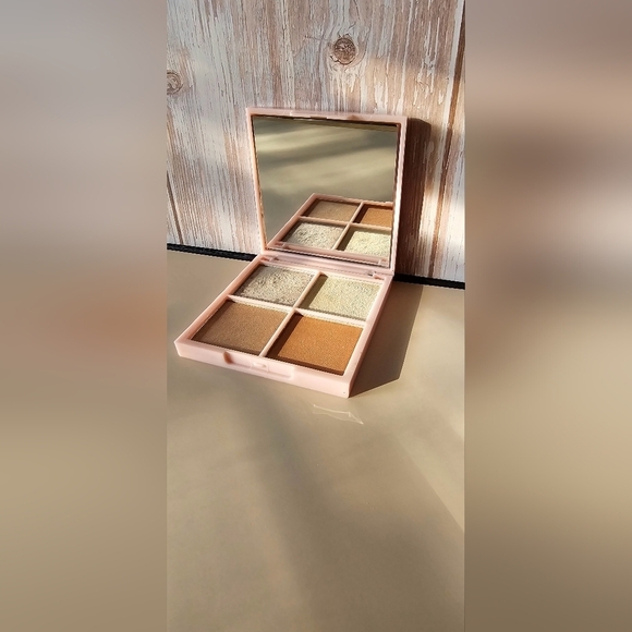 KNDR Beauty Kinder Glow Highlight Palette Full Size 4 Color Mirror New - Picture 3 of 4